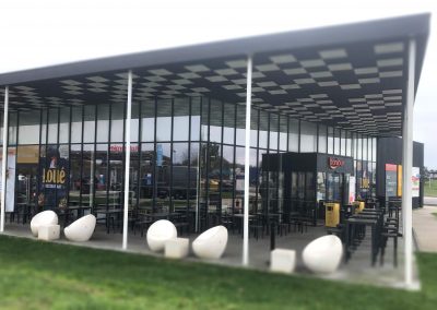 exterieur-vitrophanie-enseigne-loue-fermiersdeloue-autoroute-aire-total-restaurant