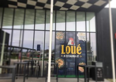 vitrine-vitrophanie-enseigne-loue-fermiersdeloue-autoroute-restaurant